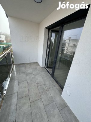 Medencés házban kedvező áron új lakás!