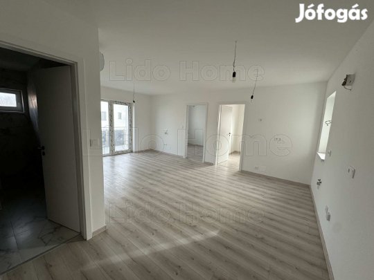 Medencés házban kedvező áron új lakás!