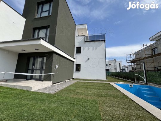 Medencés házban tágas új építésű lakás!