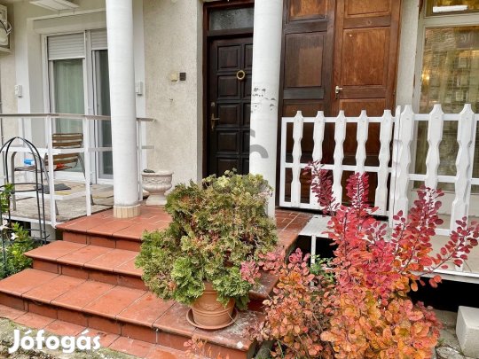Mediterrán hangulatú, két szintes nappali + 3 szobás otthon eladó Csor