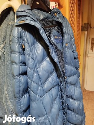 Még itt a tél hosszú szörme bélésel pufi kabát.