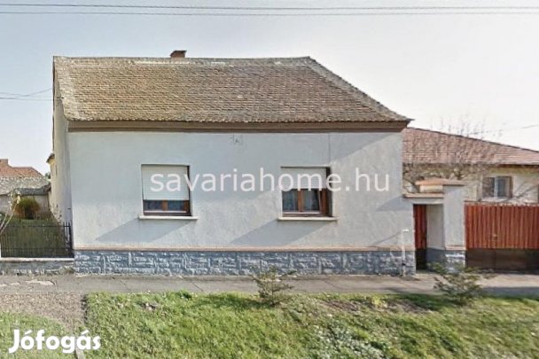 Megfizethető áron! Költözhető állapotú családi ház eladó Pecölben,