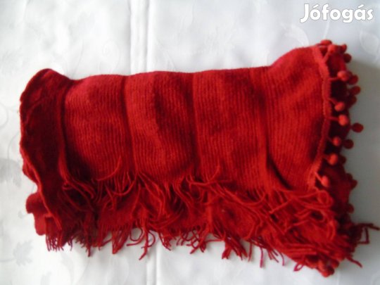 Meggypiros színű puha fodros akryl sál rojttal és bogyós dísszel