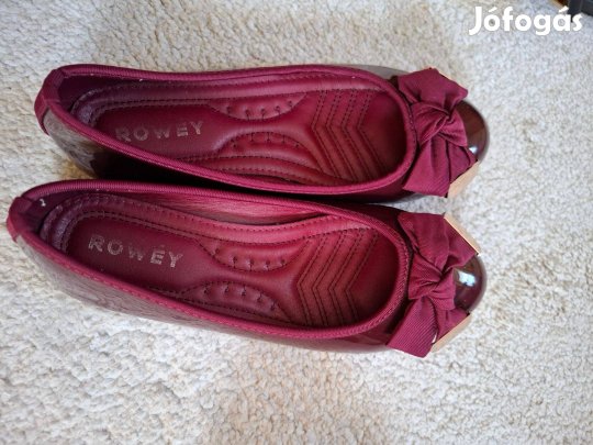 Meggyszínű női cipő