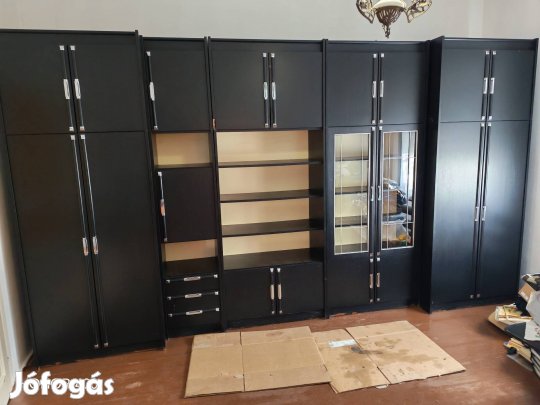 Megkímélt állapotban levő szekrény sor.