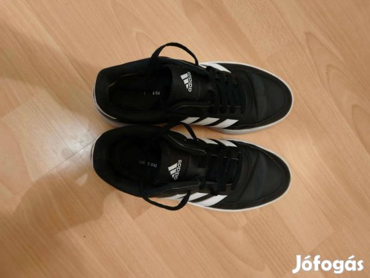 Megkímélt állapotú, használt fekete Adidas cipő eladó