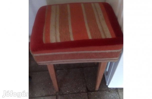 Megkímélt állapotú, ülőrész szivacsbélésű, fa lábú szék. Régi darab