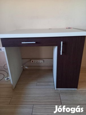 Megkímélt állapotú íróasztal