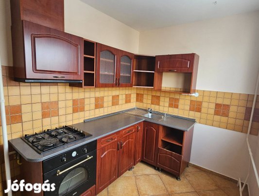 Megkímélt sarokkonyha beépített főzőlappal azonnal vihető