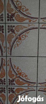 Megmaradt csempe virágos