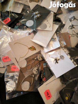 Megmaradt nyakláncok, gyűrűk, fülbevalók egyben eladóak
