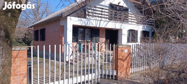 Megvásárolható családi ház a szolnoki Nefelejcs utcában