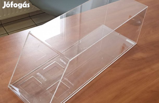 Megvilágítható nagy méretű Akril porálló kiállító vitrin eladó