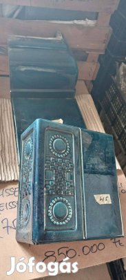 Meisseni kobaltkék hasáb alakú cserépkályha festett relieffel