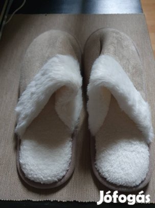 Meleg bundás szobapapucs újonnan olcsón eladó.