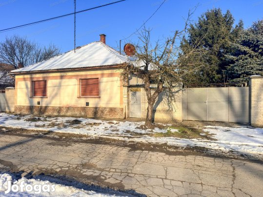 Mélykút, felújítandó, 94 nm-es családi ház eladó