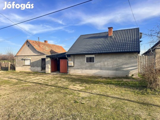 Mélykút, város szélén, egy portán elhelyezkedő, két darab családi ház