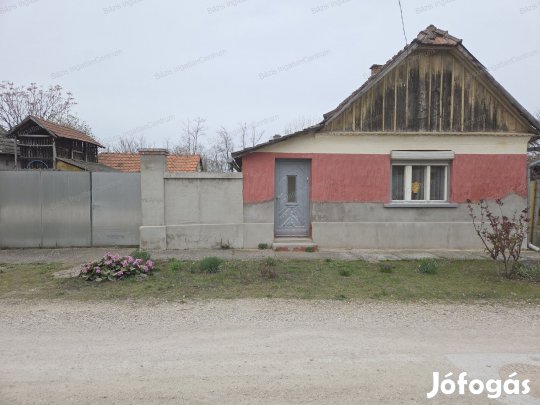 Mélykúton 52nm-es, bútorozott, felújítandó családi ház eladó