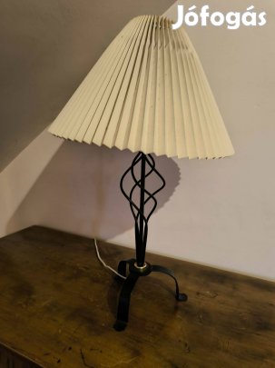 Memphis stílusú fekete vas asztali lámpa különleges design darab