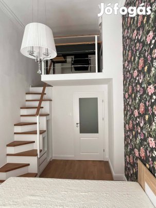 Menő, Galériás Lakás Kiadó A VI. Kerület Szívében- Ideális Barátoknak