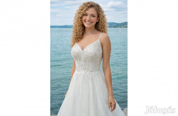 Menyasszonyi ruha, gyöngyözött csipke, tüll és vékony düsessz anyagból