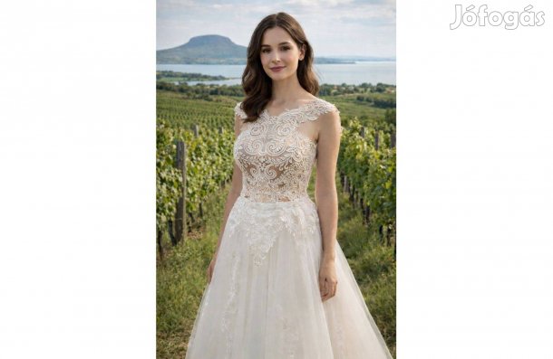 Menyasszonyi ruha, törtfehér színű különleges csipkével díszített