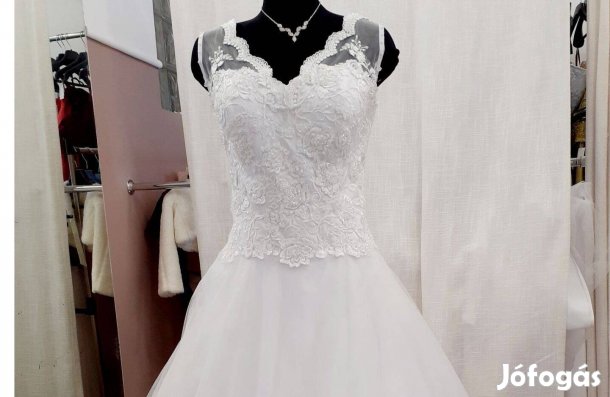 Menyasszonyi ruha abronccsal