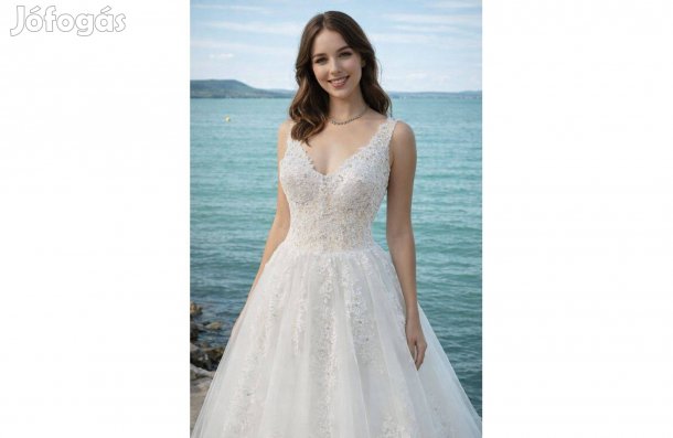 Menyasszonyi ruha csodaszép hófehér, gyöngyös-flitteres-ékköves csipke