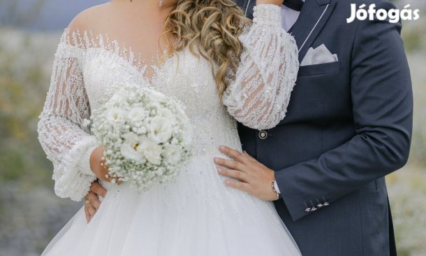 Menyasszonyi ruha fátyollal és abronccsal