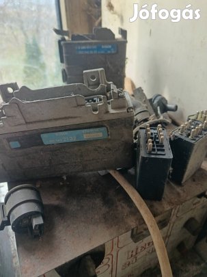 Mercedes 190 alkatrészek eladók. 