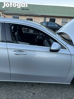 Mercedes Benz W177 A jobb első ajtó