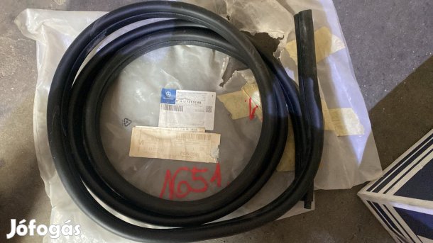 Mercedes Citan hátsó csomagtér bal oldali kéder gumi A4157210180 eladó