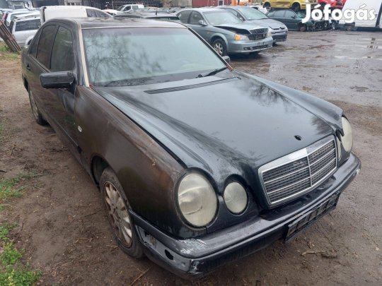Mercedes E 220 D alkatrászei