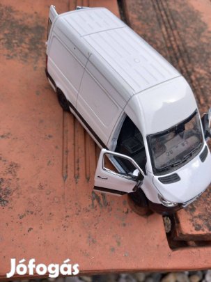 Mercedes Sprinter teherautó modell makett 1/48