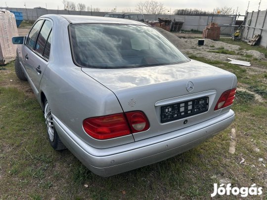 Mercedes w210 E280 alkatrészek eladó