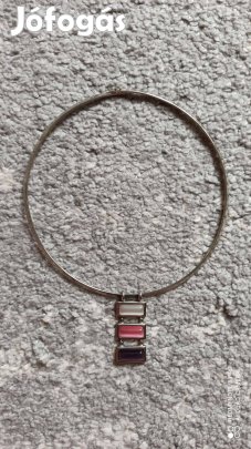 Merev nyaklánc macskaszem medállal