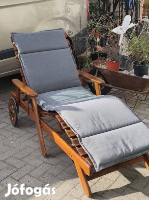 Mesch napozó ágy párnával