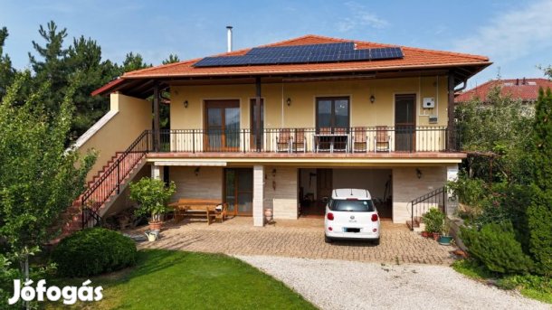 Mesés környezetben luxus családi ház eladó!