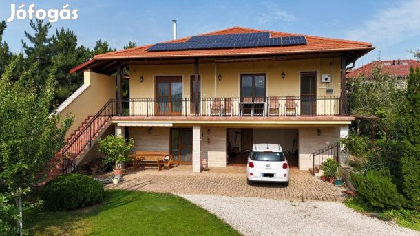 Mesés környezetben luxus családi ház eladó!