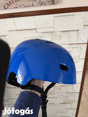 Meseszép kék sisak
