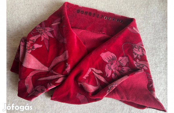 Méteráru, textil (tükörbársony) virágos