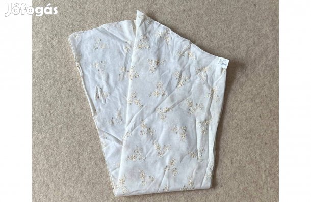 Méteráru különleges (hímzett virágos) törtfehér díszítéshez