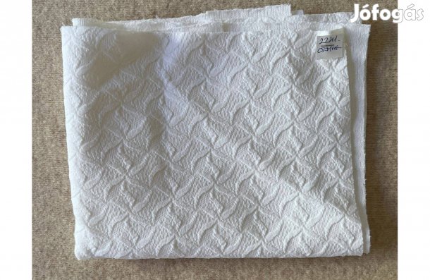 Méteráru textil (dzsörzé) fehér, nyomott virágmintás