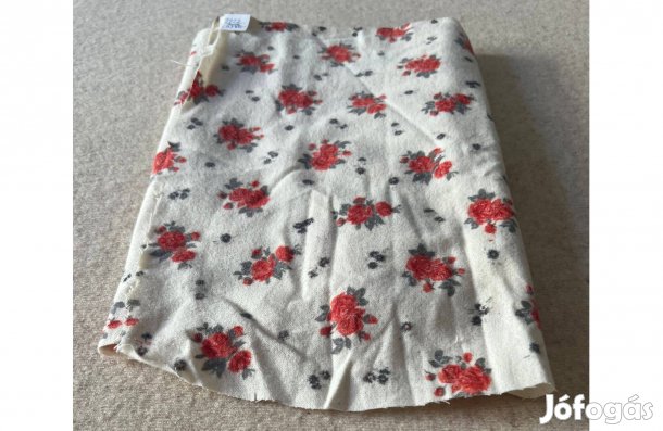 Méteráru textil (flanel, rózsás) törtfehér, piros