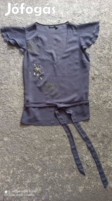 Mexx szürkés lila muszlin blúz elől kövekkel díszítve