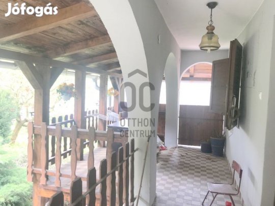 Mézeskalács házikó meseerdőben