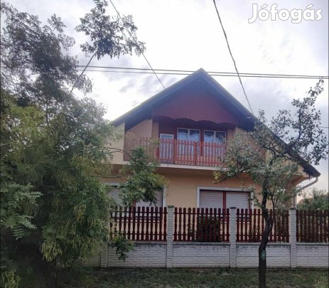 Mezőberény központjában eladó családiház.