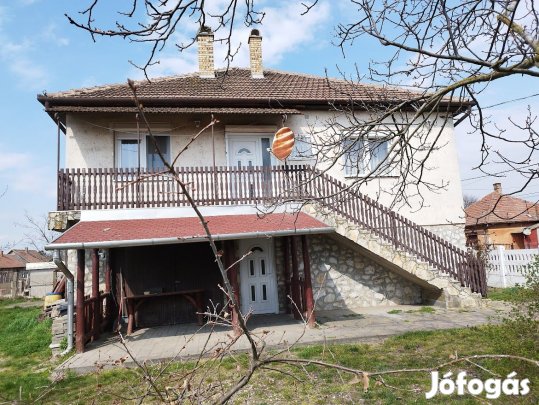Mezőcsáton eladó kétgenerációs családi ház