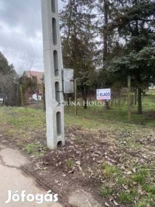 Mezőmegyeren (47-es út mellett) KERT tégla épülettel eladó!