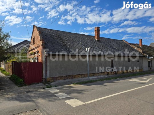 Mezőtúr főútján családi ház